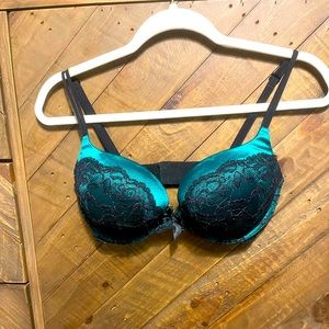 Dark green Victoria’s Secret 34D Bombshell bra